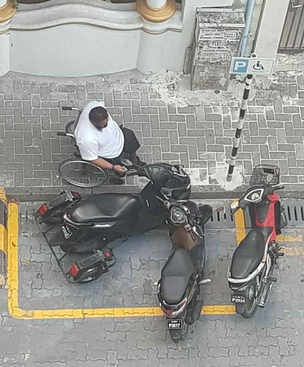 axvastaine7's tweet photo. Sticker jeheema jahaa meehun goas vaanee dhen ma kaalaa 🤦🏾‍♂️ https://t.co/shH4nyVL2r