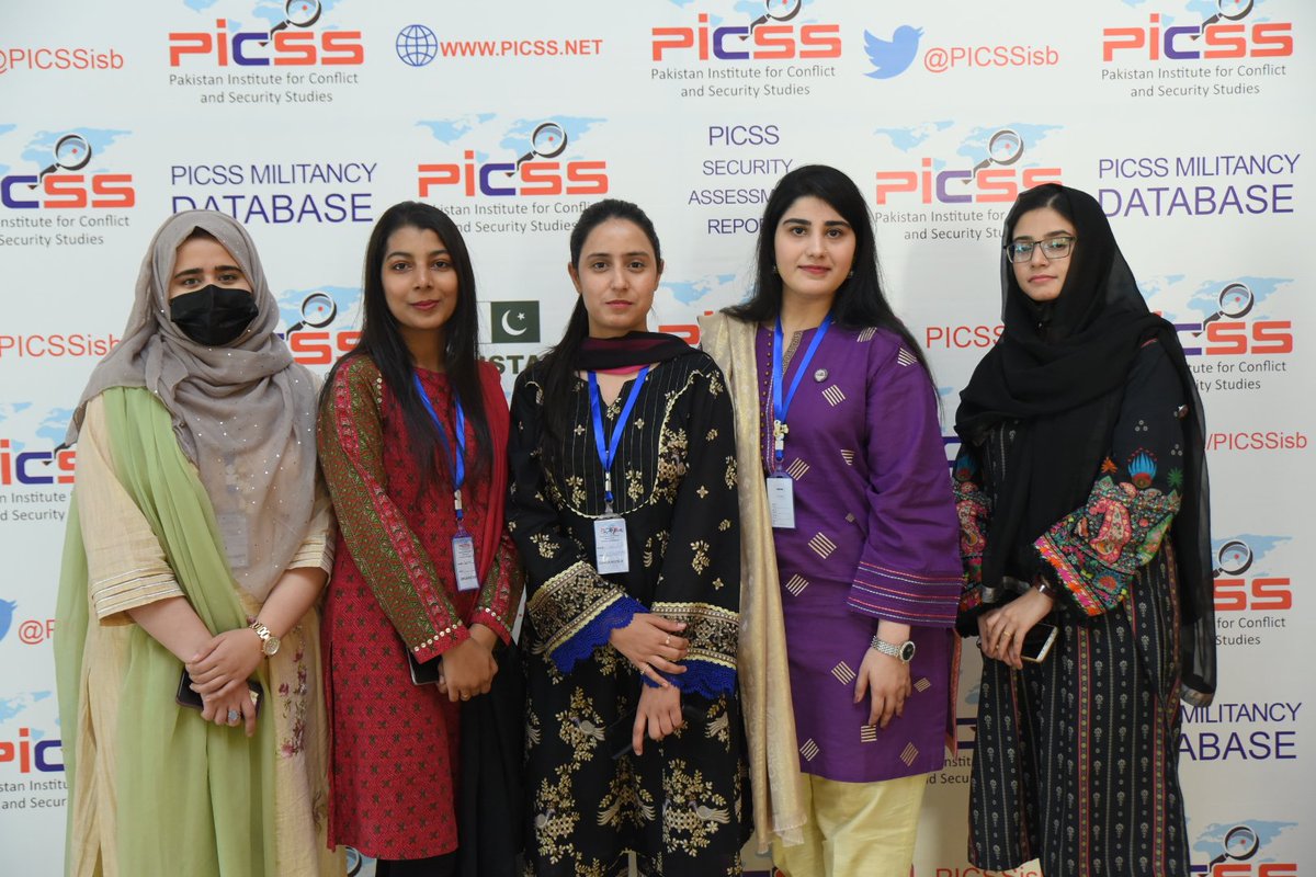 PICSSIsb's tweet image. Volunteers pose as they gear up to make the event a success at the one day seminar on Pak-Afghan relations under new government  @abasitpak1 @SaadKhtk
 @AbdullahKhan333
 @GulDad
 #AfPakrelations #PakAfghanRelations #PICSS #PICCS4Peace