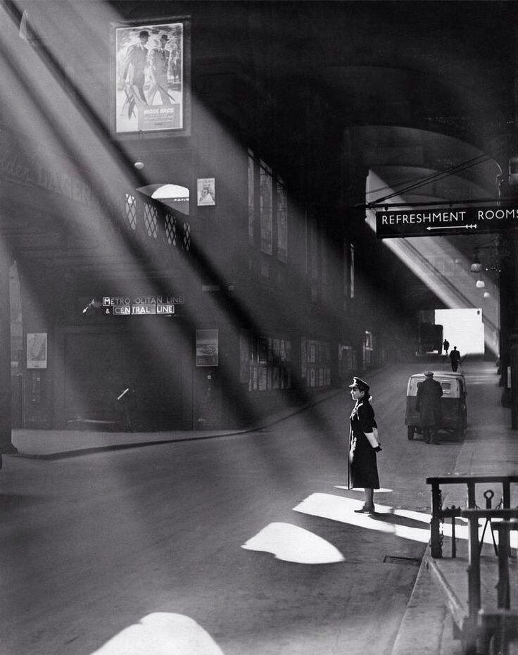 Futura_Noir's tweet photo. Liverpool Street station, London ~ 𝘏𝘢𝘳𝘳𝘺 𝘛𝘰𝘥𝘥 (1952) https://t.co/spuP56jiU1