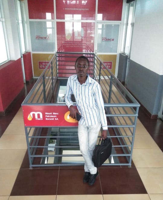 N_Thibilisse's tweet photo. #Burundi🇧🇮 est joli!
While a socio-economic young entrepreneur is coming from #GlobalEntrepreneurshipWeek &amp; #HackingBurundiWeek launching!
Positive &amp; courageous mind will never loose hope of making + change!
Let's plant a fruit tree that we'll pick when get old.
#GEW2021
#HBW2021 https://t.co/dQ0FyurdEt