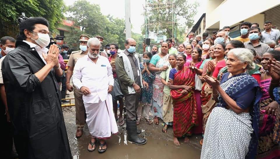 RaghuRizzle's tweet photo. #களத்தில்_முதலமைச்சர்
3வது நாளாக சென்னை மழை வெள்ள  பாதிப்புகளை ஆய்வு செய்து நிவாரண உதவிகளை வழங்கி வருகிறார்  முதலமைச்சர் திரு.#மு_க_ஸ்டாலின் அவர்கள்.🙏

@mkstalin 🖤❤️ https://t.co/ERvl5BvKHq