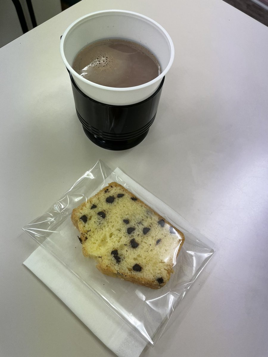 frs_hirakata's tweet photo. 当塾では、副塾長特製のお菓子が配られることがあります。
もらえるかどうか、そして、どんなお菓子をもらえるかは、その時の運次第。
今日のお菓子は #チョコチップ の #パウンドケーキ です🍫
温かい #ココア と一緒がオススメ
#chocolatechip
#homemade
#poundcakes
#chocochipcake
#homemadecakes https://t.co/jJO0MbQ4MI