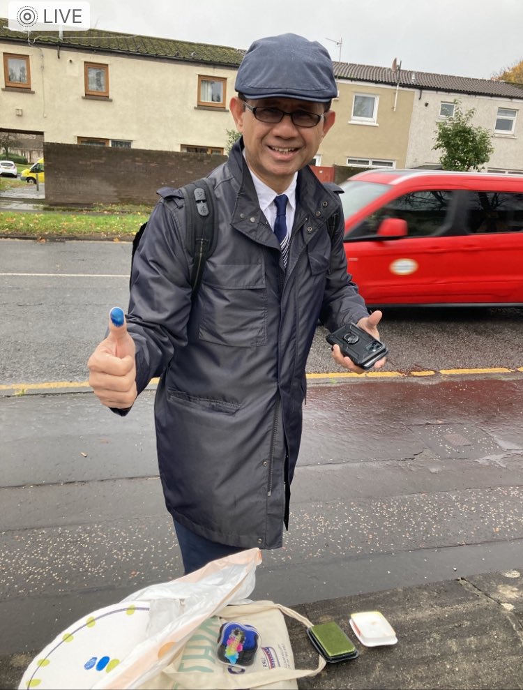 ElaineRartist's tweet photo. ‘ It is time to look after Mother Earth’ 9.30 am 6th November DR LAODE M SYARIF @LaodeMSyarif on his way to #cop26 his #fingerprint to #SPOTtimespotTIME #sittingequally #conservationmeanslife #artaunifyinglanguage #alllife https://t.co/4mo2ohEc2f https://t.co/wdIQEqaIbS