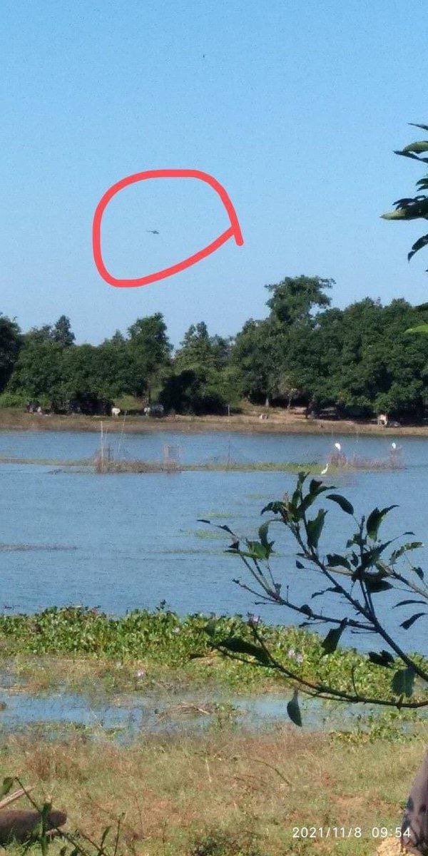 SAC’s 4 helicopters arrived to LeikSinTaung village as reinforcements in Kyunhla. SAC also stormed the village after firing gunshots, destroying homes &amp; forcing locals to flee. #NoFlyZoneInMyanmar #Nov9Coup #WhatsHappeningInMyanmar