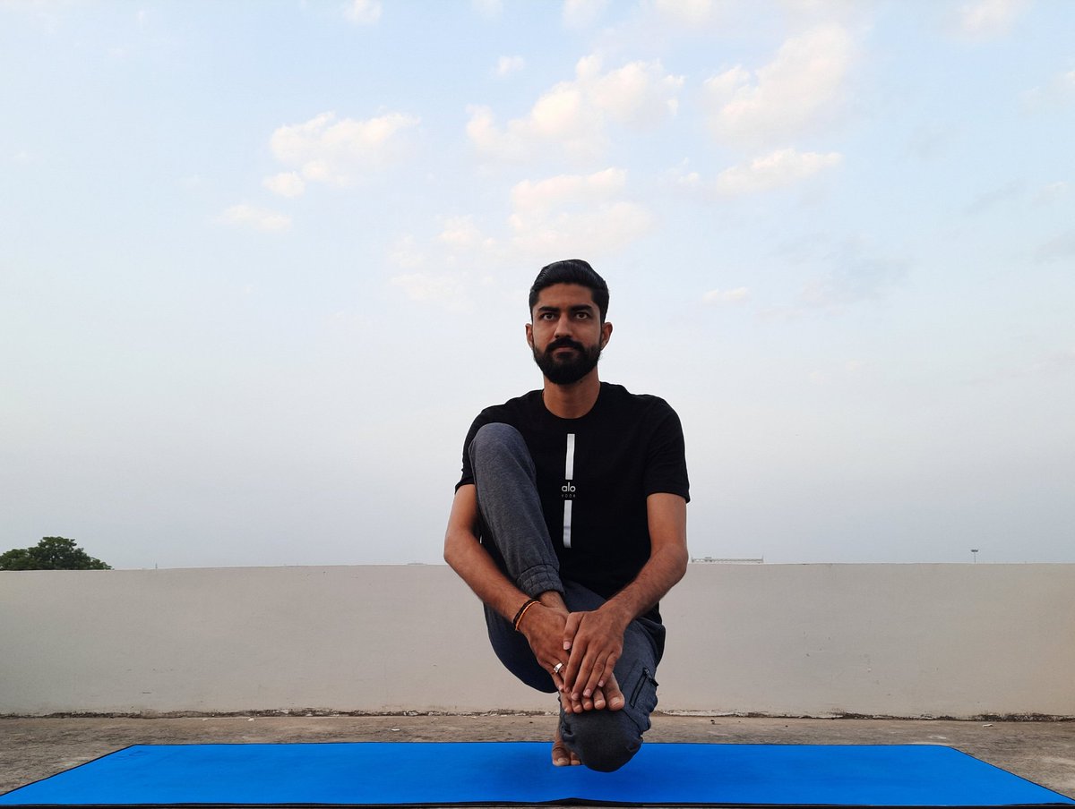 ShastraYog's tweet photo. Time decides who you meet in life, your heart decides who you want in your life, and your behavior decides who stays in your life. 🏵🏵
#shastra_yog #yogwithNikhil #yogiheera #confidence #mensyoga #MENtalhealth #guysofyoga #menofyoga #yogaeverydamnday #positivity #yogainstructor https://t.co/Iltpr6AIf7
