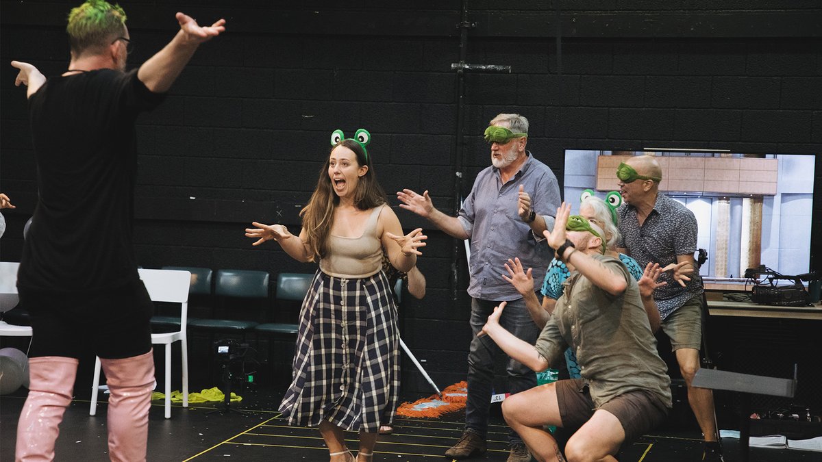 Platée’s froggy chorus (Cantillation) swings into action in these terrific rehearsal photos.

📸 Jasmin Simmons

#pinchgutopera #platee #chorus #singers #frog