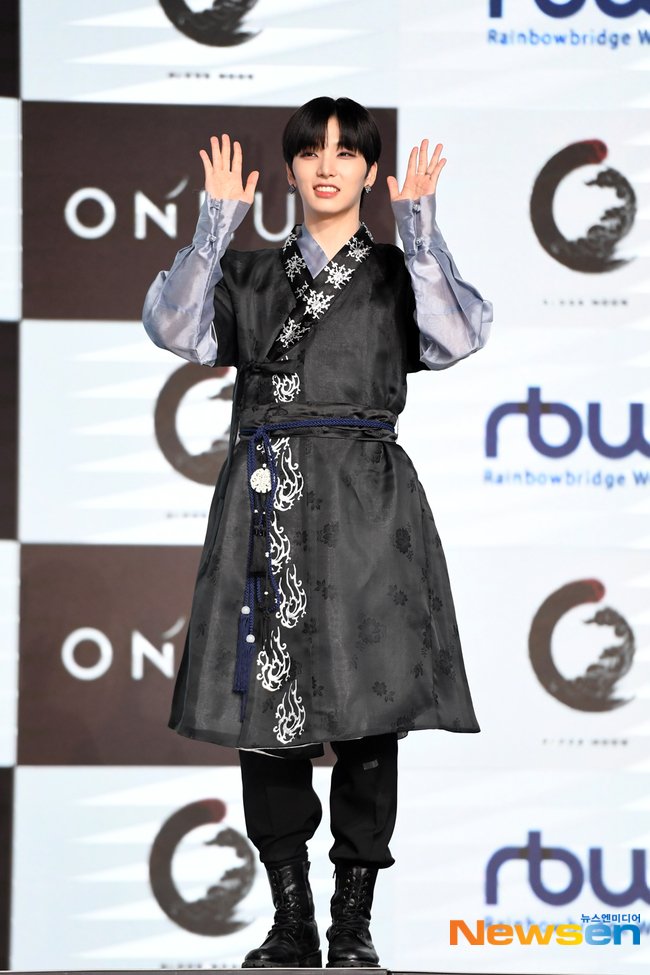 seohocafe's tweet photo. 211109 luna media showcase #sharticle
@official_ONEUS #SEOHO #์ํธ https://t.co/SZhIB5Uy8J