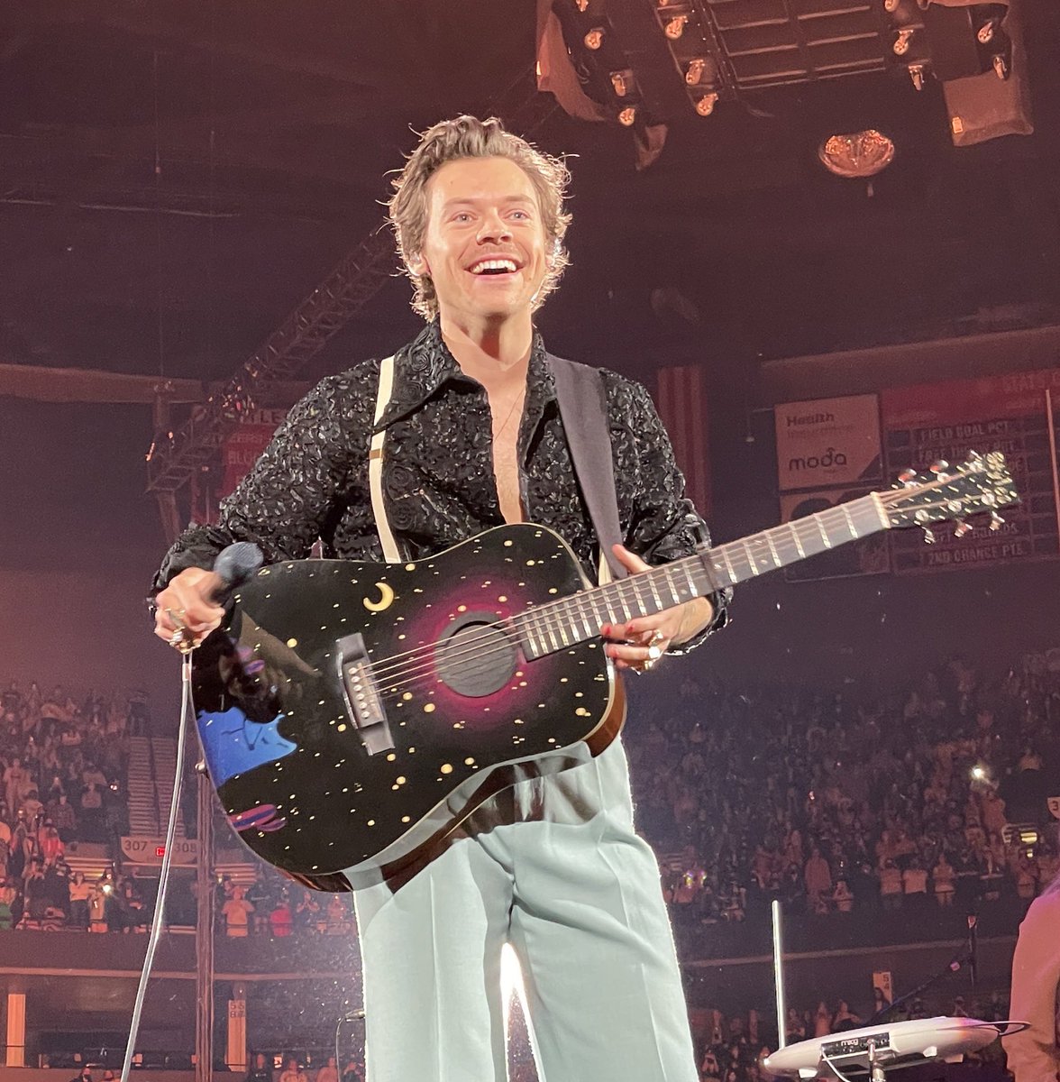 TheHarryNews's tweet photo. Harry on stage in Portland! 🖤
Via yikesbelle https://t.co/t317zMkqsH