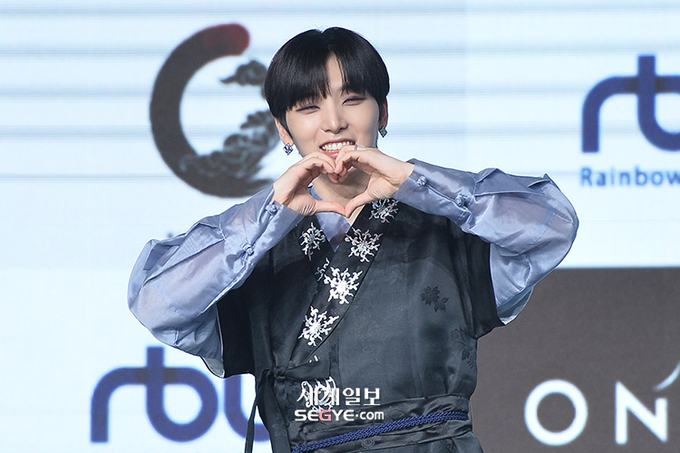 seohocafe's tweet photo. 211109 luna media showcase #sharticle
@official_ONEUS #SEOHO #์ํธ https://t.co/SZhIB5Uy8J