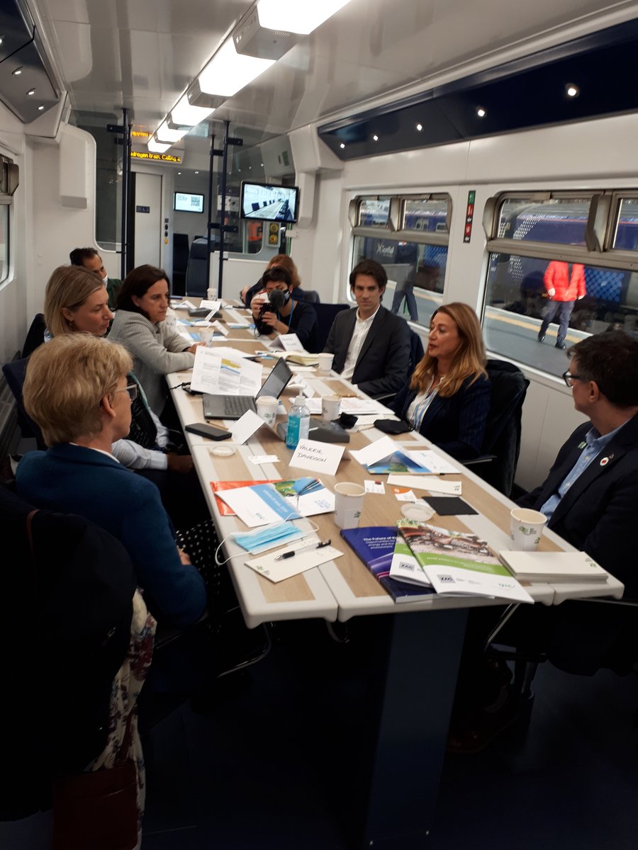 UITPpress's tweet photo. 🗣 "We need to accelerate the shift to mass #publictransport ... we must enhance several integration measures for our sector." Elisabetta Tromellini @FNM_Group and @UITPnews Sustainable Development Committee Chair on board the HydroFLEX train 🚅🌬🛤 @COP26 in and around #Glasgow https://t.co/lCBKv0fAoD