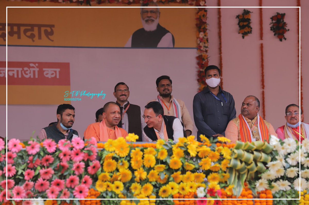 JitinPrasada's tweet photo. आज मेरे गृह जनपद के जलालाबाद एवं शाहजहाँपुर में प्रदेश के कर्मठ एवं ऊर्जावान मुख्यमंत्री योगी आदित्य नाथ जी ने विभिन्न योजनाओं का लोकार्पण एवं शिलान्यास कर जिले को जो सौगात जनपदवासियों को दी है उसके लिये ह्र्दयतल से बधाई और आभार। https://t.co/Qdgl6Ty6ph