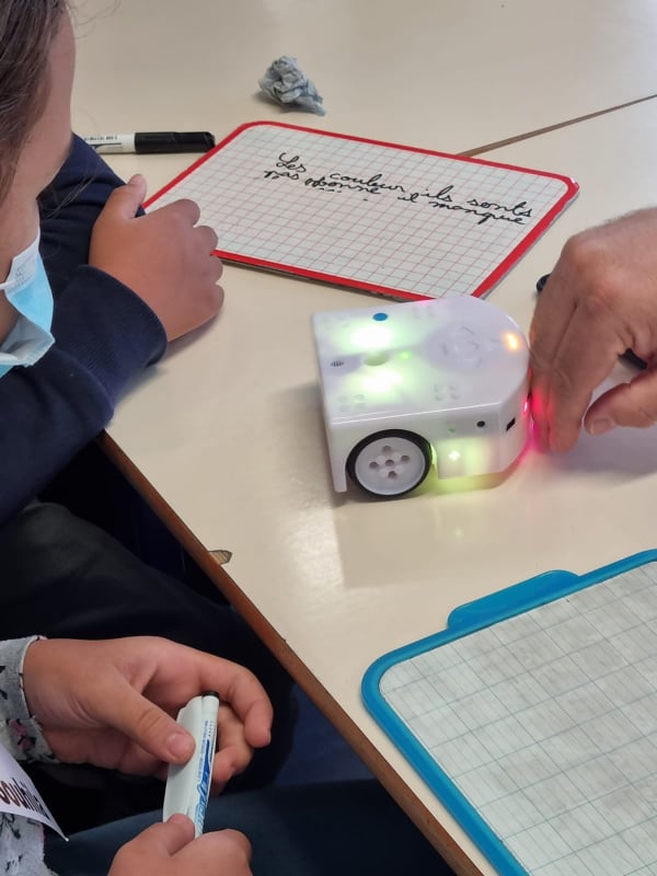 ac_orleanstours's tweet photo. 3/3 #TNE à Bourges les élèves travaillent sur un projet de robotique : le projet Thymio 🤖 Programmer et résoudre des problèmes, leur permet de découvrir les filières scientifiques, le métier d'ingénieur, l'intelligence collective et leur donne le goût des sciences ! 👇 https://t.co/TXkDjf2vno