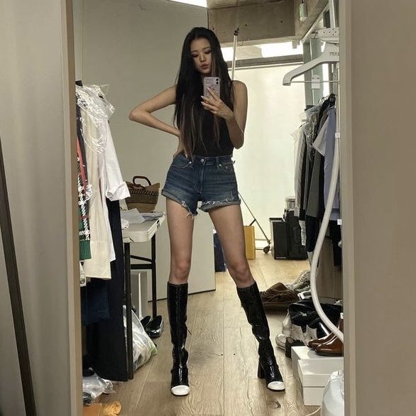 0204MC's tweet photo. - #WONYOUNG &amp; #SUNGHOON have legs for days : a thread 😌 https://t.co/1DpSBFmD42