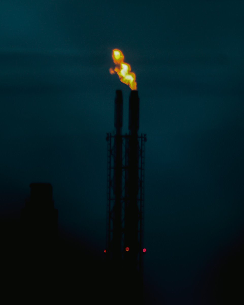 artdonara's tweet photo. Obor Pertamina 🔥
#artdonarafoto #pertamina #balikpapan #photography #freeshoot #nightcapture #streetphotography #photographer #photoeveryday https://t.co/63q9RERO2j