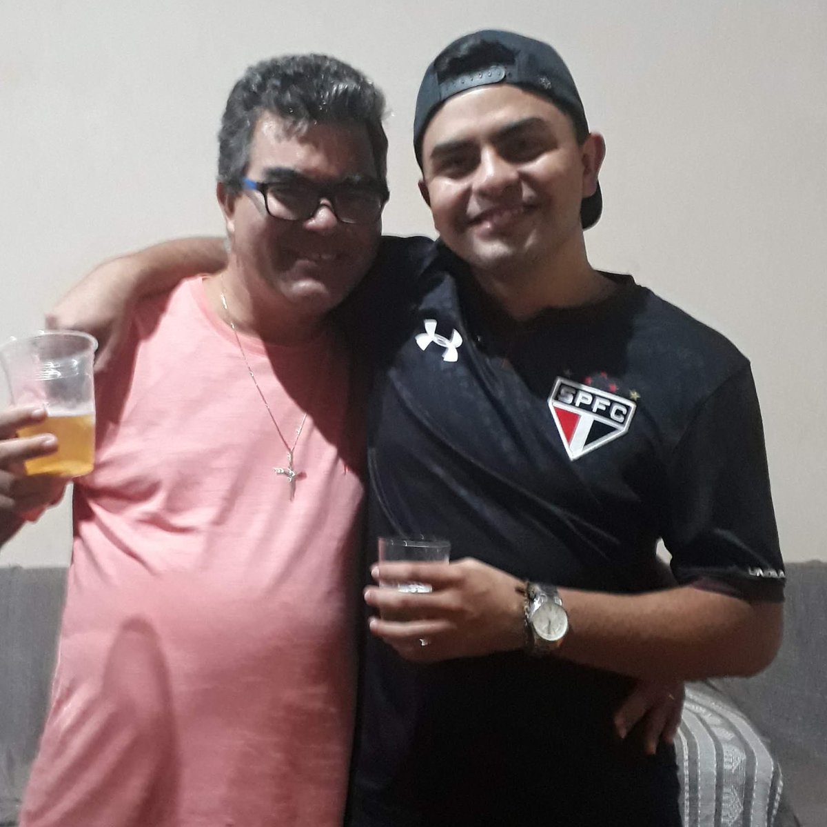 dauzacker96's tweet photo. Hoje não tem festa, o dia não tem brilho, e a saudade ocupa o lugar da felicidade, e se Deus me concedesse um pedido no dia de hoje, eu desejaria um abraço de vocês. Saudade demais 😭❤ https://t.co/aZFaYW3rT6