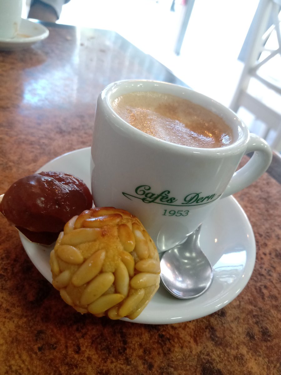 nereachocolate's tweet image. Un #café @cafedern con un amigo en @Les_Saveurs_ Marron glacé y #panellet muy bueno. #Terrassa #hamaiketako #desayuno #MañanaEmpiezoLaDieta 😬👇🏾
