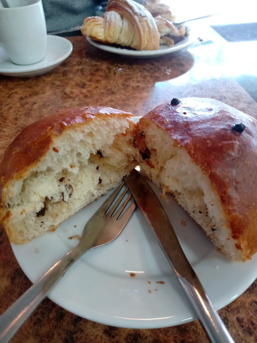 nereachocolate's tweet image. Un #café @cafedern con un amigo en @Les_Saveurs_ Marron glacé y #panellet muy bueno. #Terrassa #hamaiketako #desayuno #MañanaEmpiezoLaDieta 😬👇🏾