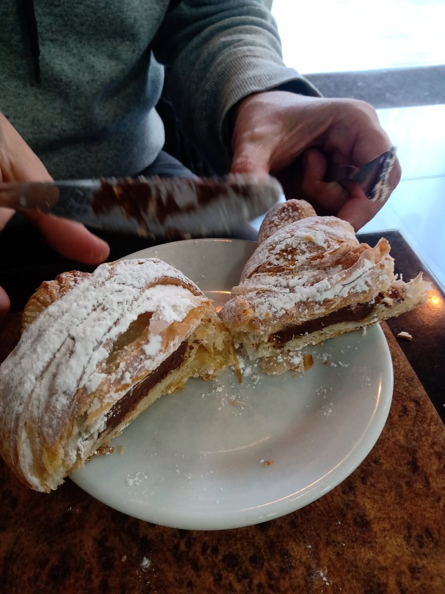 nereachocolate's tweet image. Un #café @cafedern con un amigo en @Les_Saveurs_ Marron glacé y #panellet muy bueno. #Terrassa #hamaiketako #desayuno #MañanaEmpiezoLaDieta 😬👇🏾