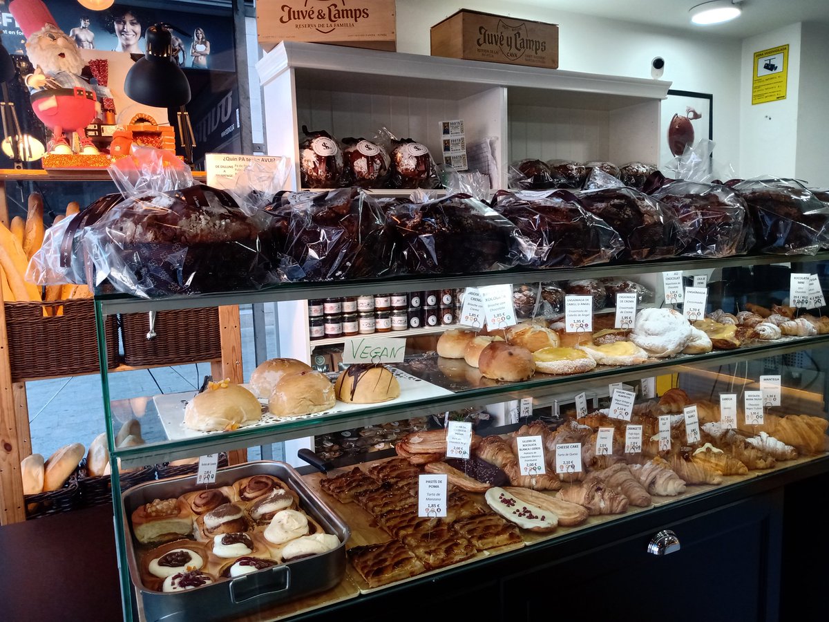 nereachocolate's tweet image. Un #café @cafedern con un amigo en @Les_Saveurs_ Marron glacé y #panellet muy bueno. #Terrassa #hamaiketako #desayuno #MañanaEmpiezoLaDieta 😬👇🏾