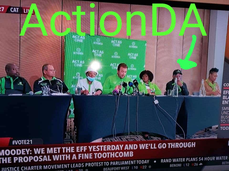 BlackDontCracki's tweet photo. Herman Mashaba sold-out black people to the DA https://t.co/MItpYc3AR1