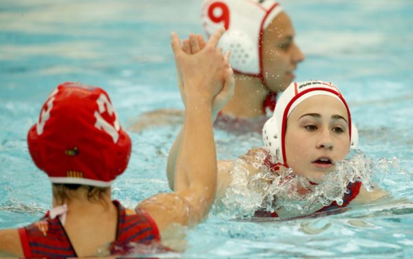 CanalTerrassa's tweet photo. 🤽‍♀️WATERPOLO | L’equip femení de #waterpolo del @wpterrassa torna de Madrid amb una doble victòria contra #CDNBoadilla i l’@arconcepcioncl https://t.co/sgr82LEeUh #Terrassa #esportstrs 

[Font imatge: @nataciocat] https://t.co/RpPdMaxZhX