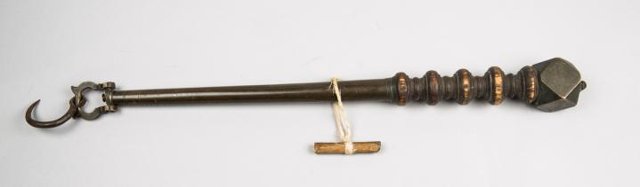 До середины XX в. практически в каждой крестьянской семье имелся безмен – ручные деревянные или металлические весы для взвешивания. Известно, что во время традиционных святочных и масленичных боев между деревнями также в качестве оружия могли использовать безмен.