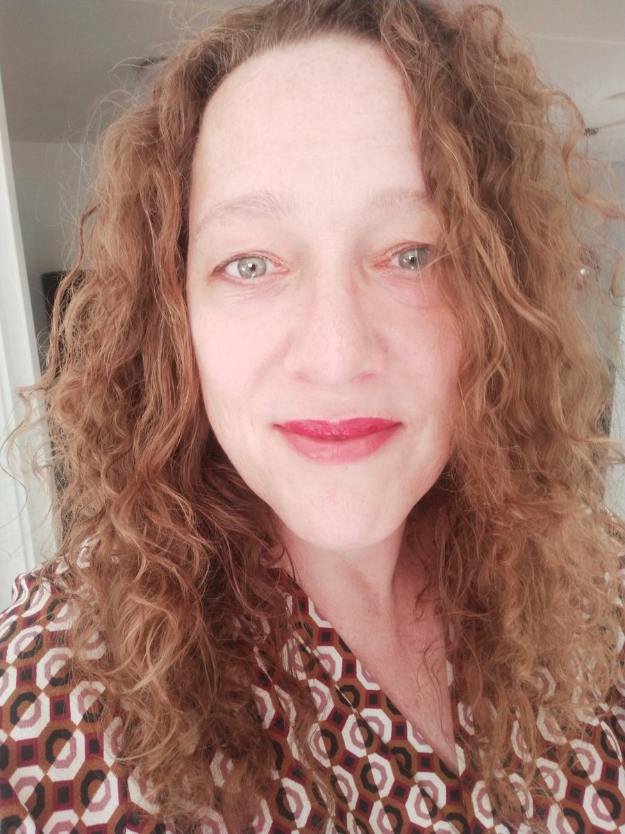 kluizenares's tweet photo. Omdat ik nooit lipstick draag, kocht ik 2 kleuren vandaag (want 2 voor de prijs van 1😁).
Ben ik nu trendsetter?
#upperlip
#lowerlip
#doesgek https://t.co/2PlnnU0wwC