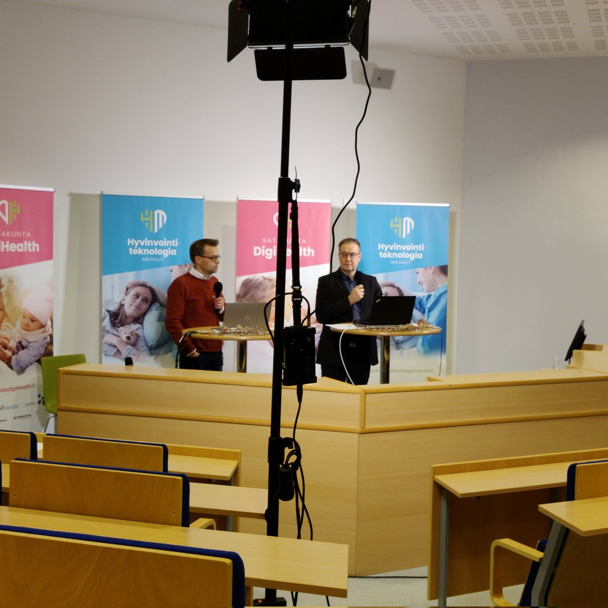 Taas mennään, <a href="/SataDigiHealth/">Satakunta DigiHealth</a> järjestämä #hyvinvointiteknologiamessut käynnissä. <a href="/GoosOlli/">Olli Göös</a> avaamassa iltapäivää kertomalla asiakaslähtöisyyden tärkeydestä kehitystyössä. @RoboAI2