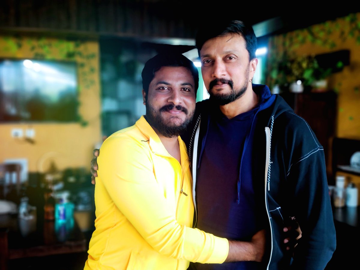 rural_anjan's tweet photo. @KicchaSudeep ದೇವರ ಆಶಿರ್ವಾದ ಪಡೆದೆ...
ನನ್ನ ಕನಸ್ಸು ನನಸ್ಸಾದ ಕ್ಷಣವಿದು...
ನಾನು ಹೀರೋ ಆದಾಗ ಸುದೀಪ್ ಬಾಸ್ ರವರು ನನಗೆ ಆಶಿರ್ವಾದ ಮಾಡಬೇಕೆಂದು ತುಂಬಾ ವರ್ಷಗಳ ಹಿಂದೆ ಕನಸ್ಸು ಕಂಡಿದ್ದೆ 
ಅದು ಇಂದು ನೆರವೇರಿತು
#ದೇವರ ಪಾದ ಸ್ಪರ್ಷ ಮಾಡಿ ಆಶಿರ್ವಾದ ಪಡೆದೆ

#ಕಿಚ್ಚ  #kicchasudeep  #Yarrabirri #RuralAnjan #ಯರ್ರಾಬಿರ್ರಿ https://t.co/jbuIpeTGlQ