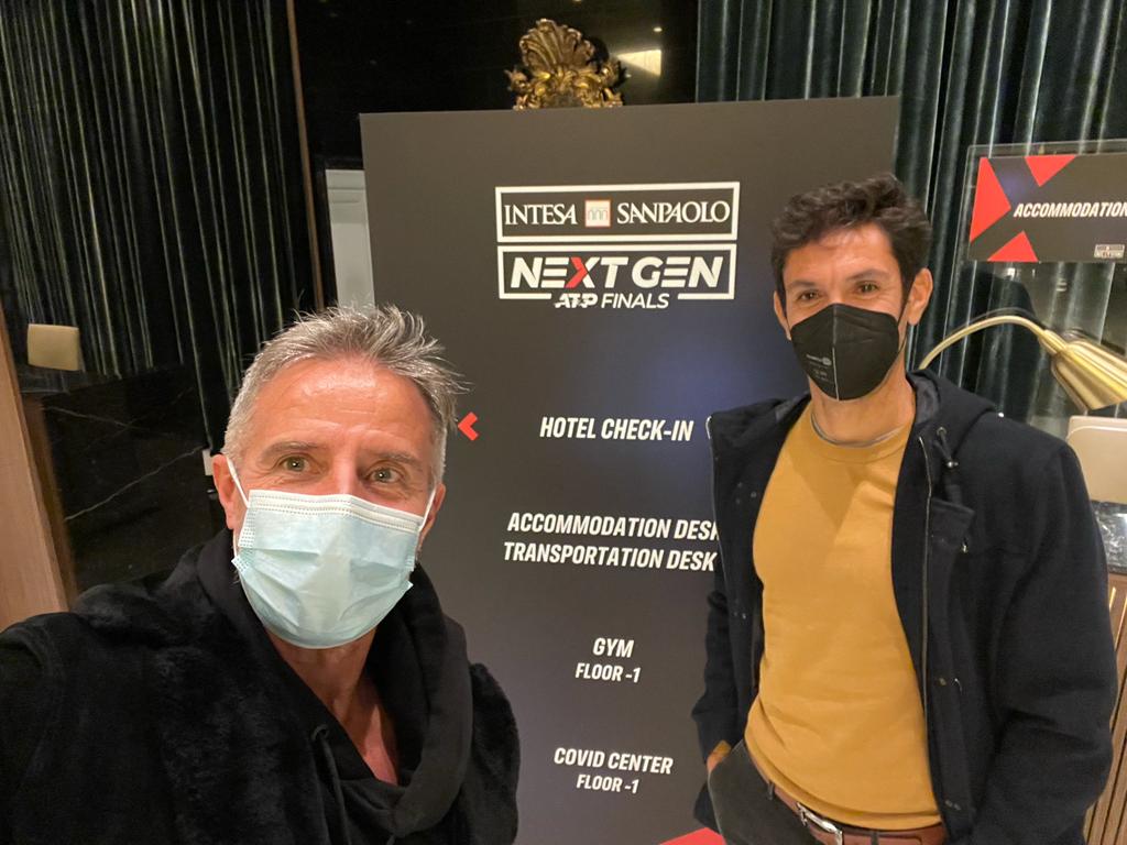 En los <a href="/nextgenfinals/">Next Gen ATP Finals</a> con mi amigo <a href="/MVassalloA/">Martín Vassallo Argüello</a>. Presentes en el evento más importante de la semana en el circuito, apoyando a @juanmacerundolo y <a href="/sebaabaez7/">Sebastián Báez</a>.

<a href="/LegionSudam/">Legión Sudamericana</a> 

#tenis #atp #NextGenATPFinals #NextGenFinals #atptour