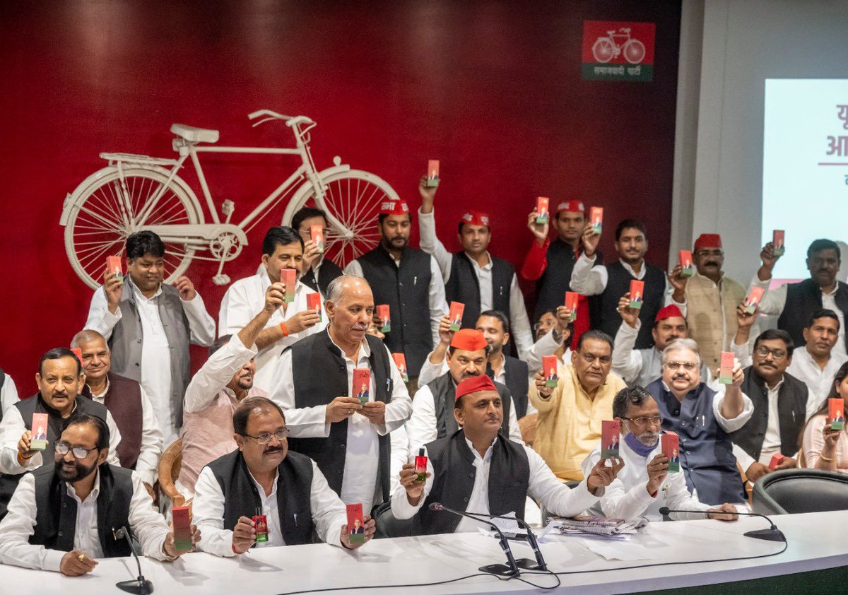 yadavakhilesh's tweet photo. इसलिए तोहफ़े में दी है सबको ‘महक’
क्योंकि न देता है ख़ुशबू ‘झूठ का फूल’

यही नारा आज का
नहीं चाहिए भाजपा

#झूठ_का_फूल https://t.co/Kx55PLs5Xu