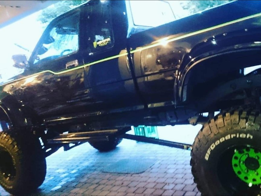 KAMIKAZE_SPEED's tweet photo. 数年洗車すらしてない乗りっぱなしのSR5さん、夏前頃からオーディオナビのタッチパネルに不具合出てて流石に不便なのでタッチパネルの修理と毎度のアブソーバーシャフトのお手入れしました。
雨だからまたも洗車は無し（笑）

#ハイリフト #ボディリフト #北米Toy #4runnerpickup #SR5 #excab #4×4 https://t.co/hBgRyT8hE4