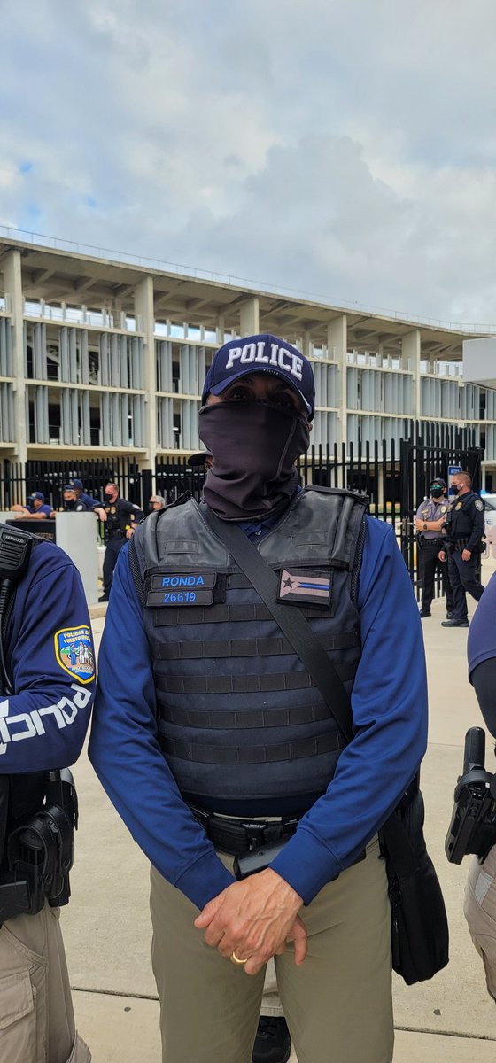 AlegnaMalave's tweet photo. @PlanEnLucha Agente Ronda con su thin blue line😡 https://t.co/c1xf3d4kNQ