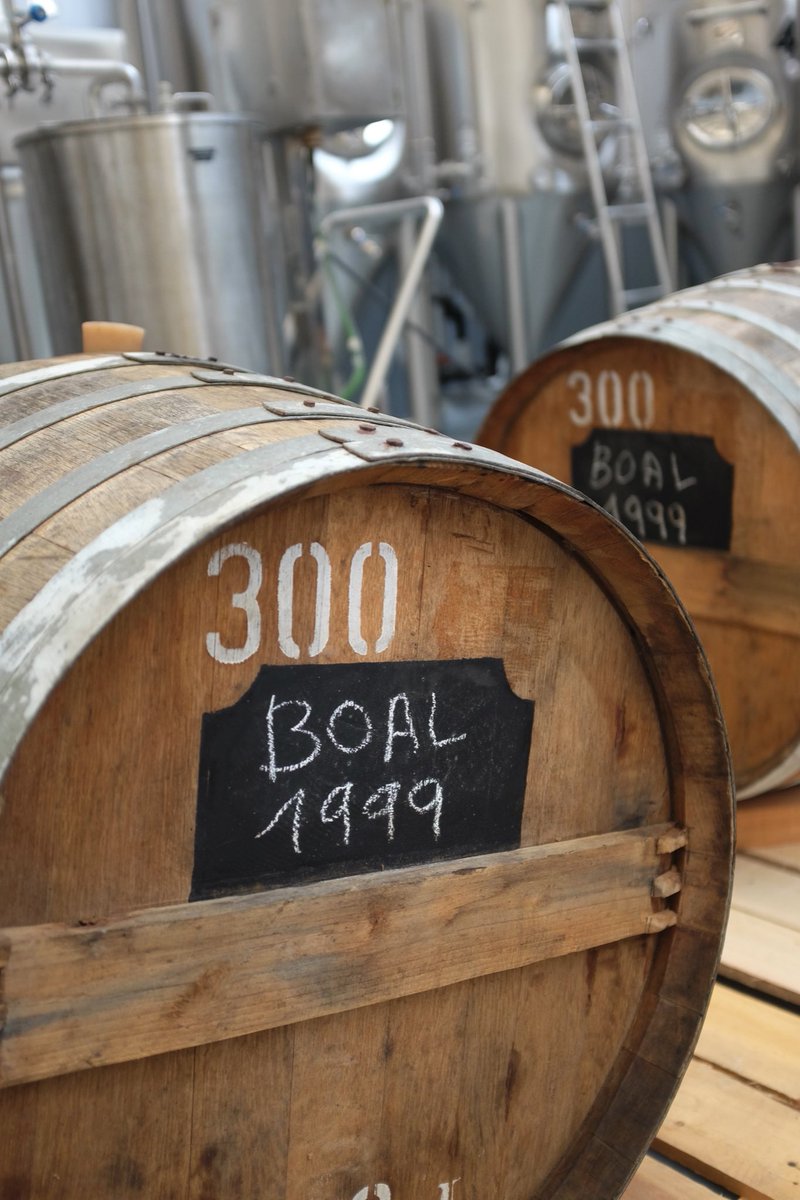 oitava_colina's tweet photo. A nossa próxima cerveja esteve seis meses a envelhecer em barricas de vinho Madeira, Boal de 1999. Gostamos de tudo o que produzimos mas há umas cervejas mais especiais que outras. https://t.co/GKZmJA7gW6