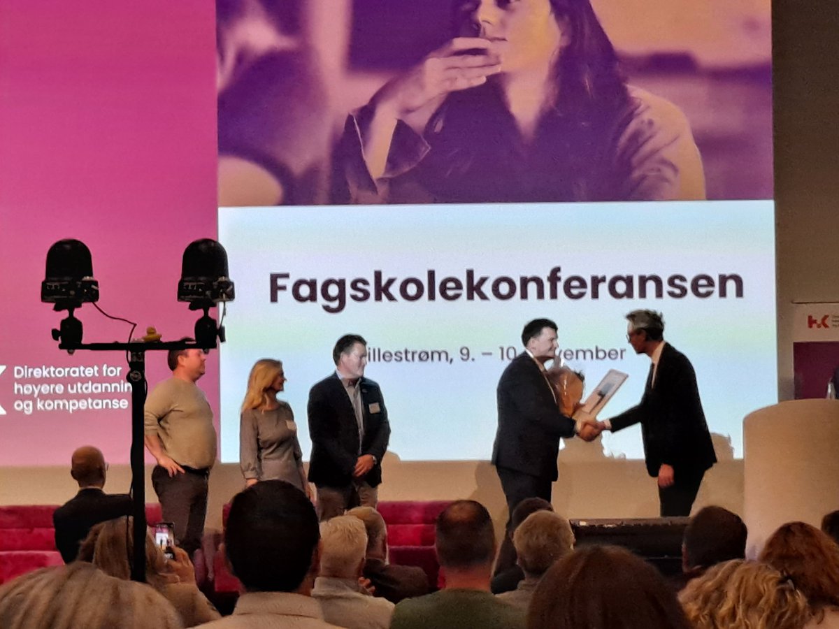 RT @kariolstad1: Fagskolen i Viken vinner kvalitetsprisen. Helsefagprosjekt. #fagskolekonferansen https://t.co/gcFCQGndAe
