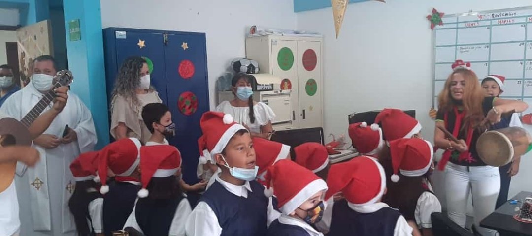 📷📸#EnFotos || ¡Llegó la Navidad!

En la @ZonaEducTachira celebramos el inicio de la Navidad con los estudiantes del Colegio Manuel Piar. ¡Felices fiestas! 
#LeeConLaFilven2021
<a href="/FreddyBernal/">Freddy Bernal</a>
<a href="/_LaAvanzadora/">Yelitze Santaella</a>
<a href="/MPPEDUCACION/">MPPEDUCACION</a>
<a href="/PSUVTachira/">PSUV Táchira</a>