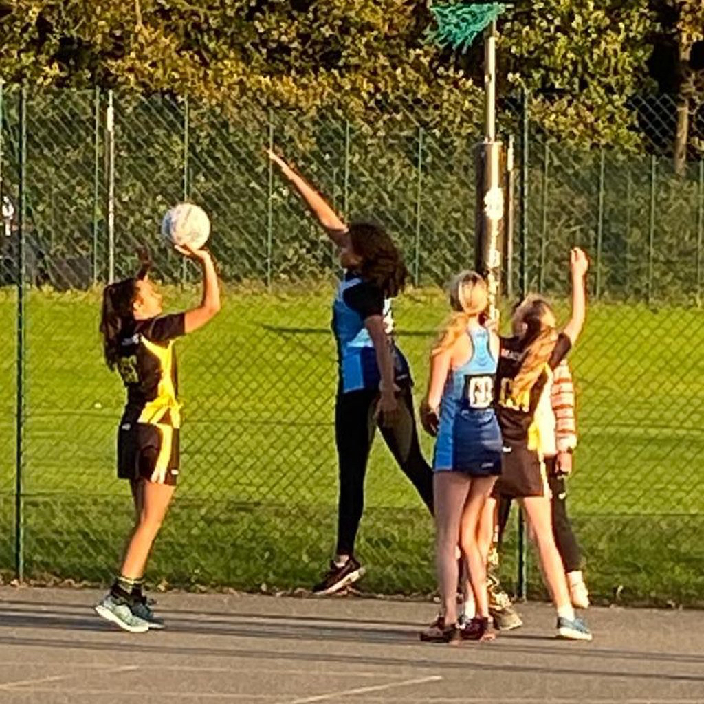 BeaconsNetball's tweet photo. On Sunday Junior 3 faced Eclipse in the Rising Stars League!
A slow start, we improved through each quarter but an impressive, consistent performance from Eclipse earned them a win. We have learnt a lot to take into our next match!
#beaconsnetball #learningandimproving https://t.co/VE0igVtXiG