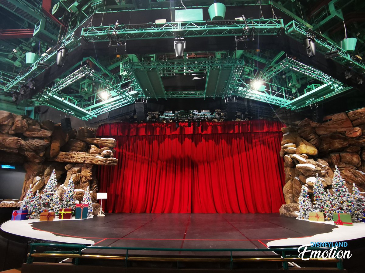 DisneyEmotion's tweet photo. ℹ️DE News Liveℹ️

[FR🇨🇵] Du côté de Videopolis, la scène est prête pour Noël et accessible. Un air de fête s'installe tout doucement à @DisneylandParis.

#DisneylandParis #noel #show #videopolis https://t.co/TIbsqUcpGv