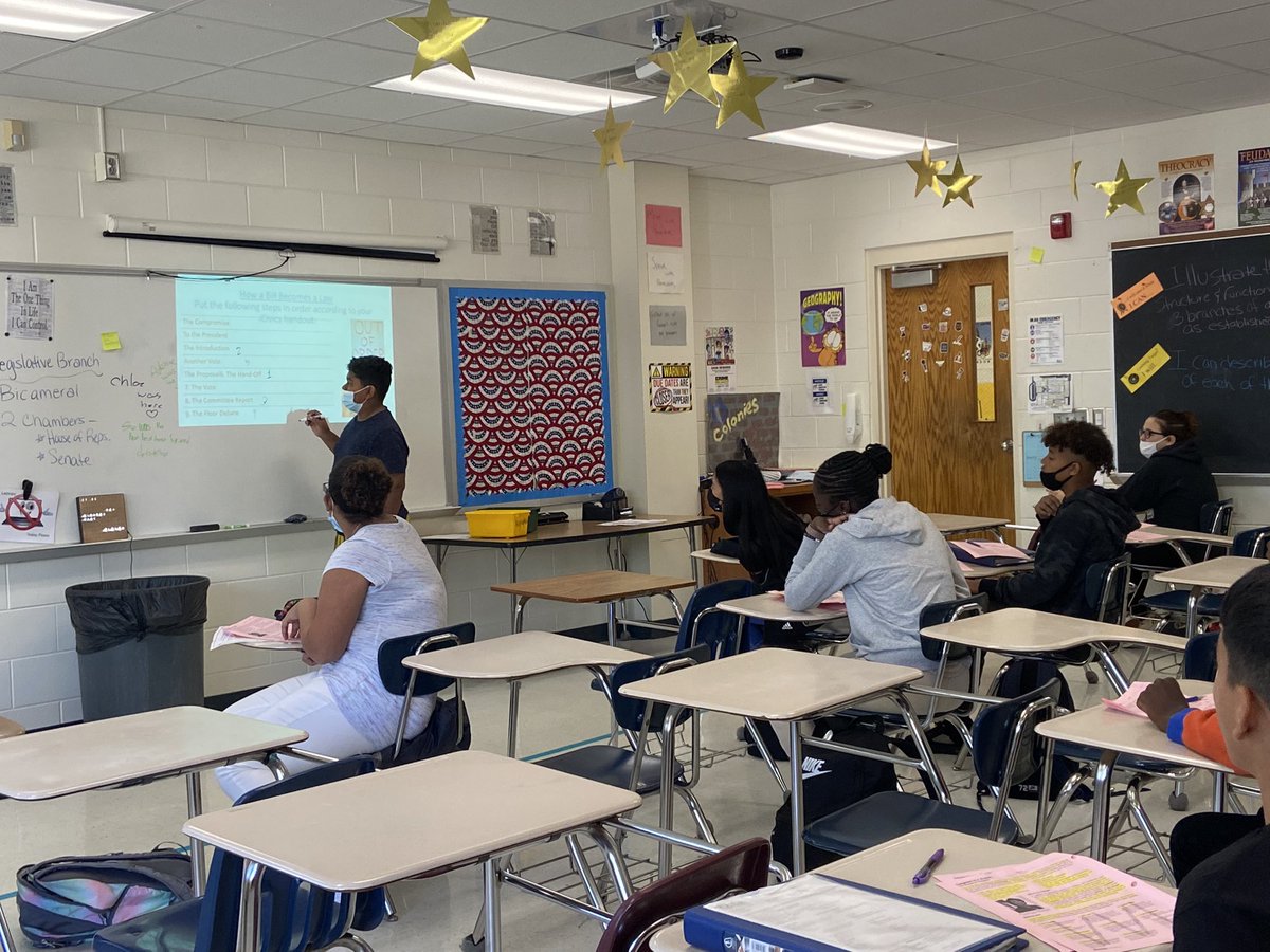 ckr0503's tweet photo. Students working together to figure out the steps of How a Bill Becomes a Law @GalaxyRockets  @alejandroeight @DaintyZeta @StembergerLaRu @TGoodinGalaxy @DanellTills https://t.co/XiBKdvCMLs