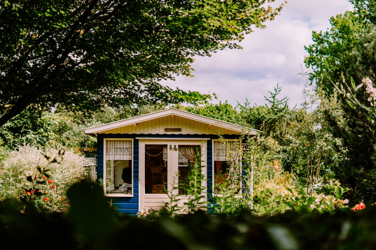 TheHousePlanMan's tweet photo. Does size matter when buying a house? Which do you prefer? 
Left or Right? 

#smallhouse #bighouse #architecture https://t.co/zr8K9A6pIY