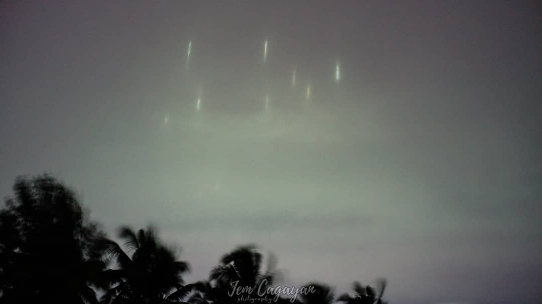 jemcagayan's tweet photo. LITTLE PILLARS OF LIGHT ✨
📸: JEROMIE O. CAGAYÀN
🗓️ 11.09.2021|6:30 p.m
📍@Dao,Balud,Masbate
#pillarlights #PILLARLIGHTSMASBATE
#MASBATE #PHILIPPINES #Balud
#astrophotography #astroph #astronomy #nightphotography #pillars #rarelights #nigthstars #nightlifephotography #nightsky https://t.co/4neN5CVZ74