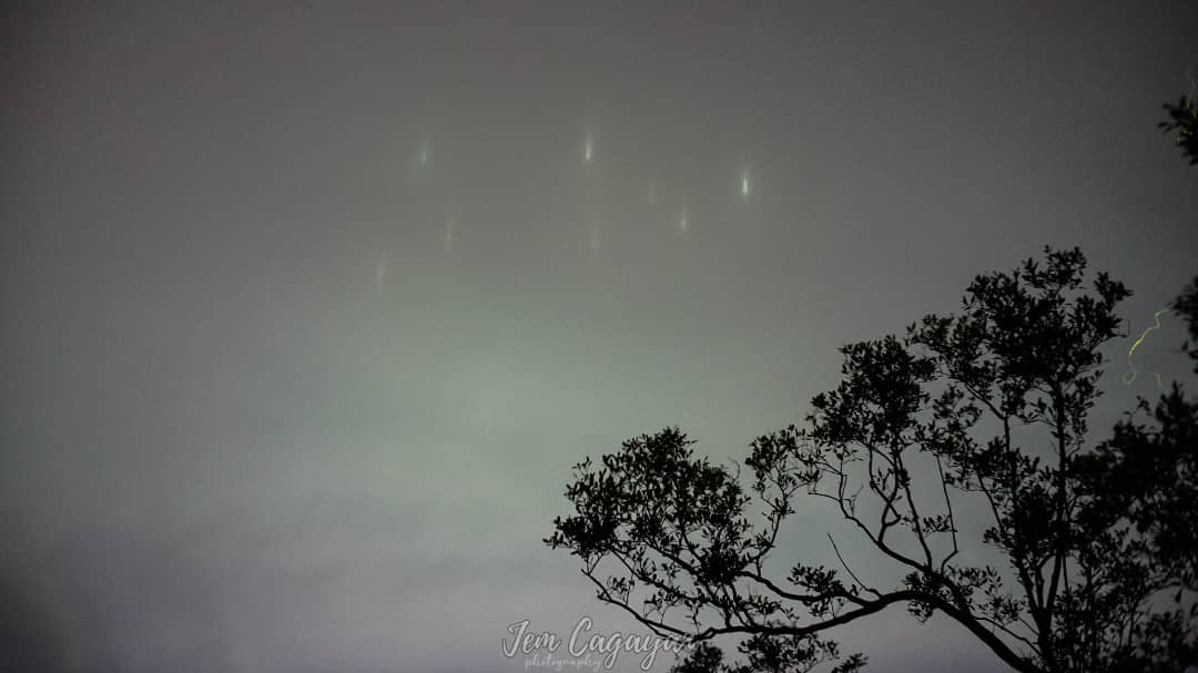 jemcagayan's tweet photo. LITTLE PILLARS OF LIGHT ✨
📸: JEROMIE O. CAGAYÀN
🗓️ 11.09.2021|6:30 p.m
📍@Dao,Balud,Masbate
#pillarlights #PILLARLIGHTSMASBATE
#MASBATE #PHILIPPINES #Balud
#astrophotography #astroph #astronomy #nightphotography #pillars #rarelights #nigthstars #nightlifephotography #nightsky https://t.co/4neN5CVZ74