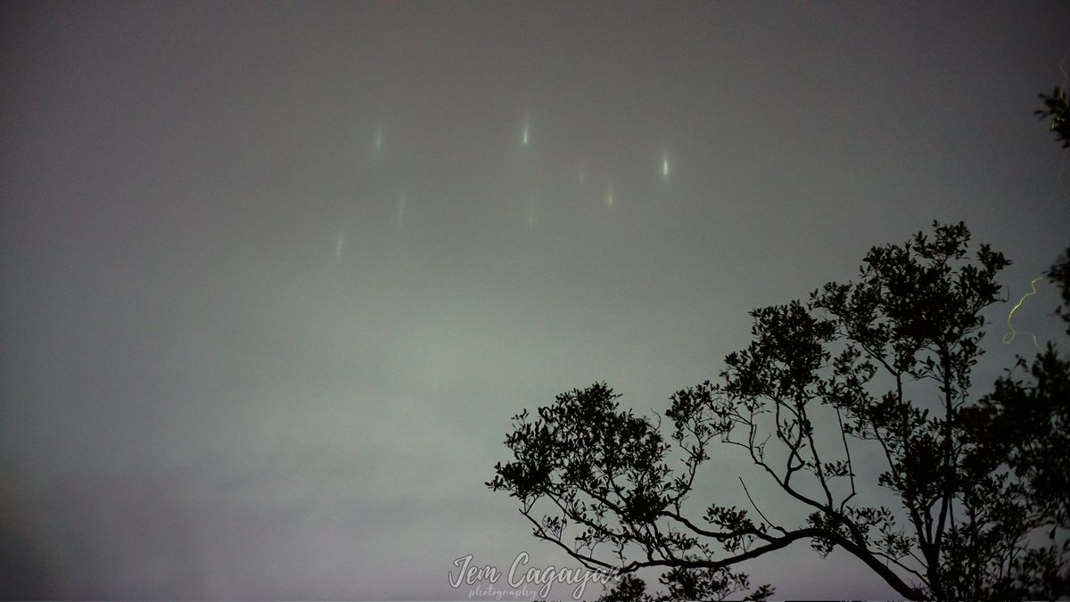 jemcagayan's tweet photo. LITTLE PILLARS OF LIGHT ✨
📸: JEROMIE O. CAGAYÀN
🗓️ 11.09.2021|6:30 p.m
📍@Dao,Balud,Masbate
#pillarlights #PILLARLIGHTSMASBATE
#MASBATE #PHILIPPINES #Balud
#astrophotography #astroph #astronomy #nightphotography #pillars #rarelights #nigthstars #nightlifephotography #nightsky https://t.co/4neN5CVZ74