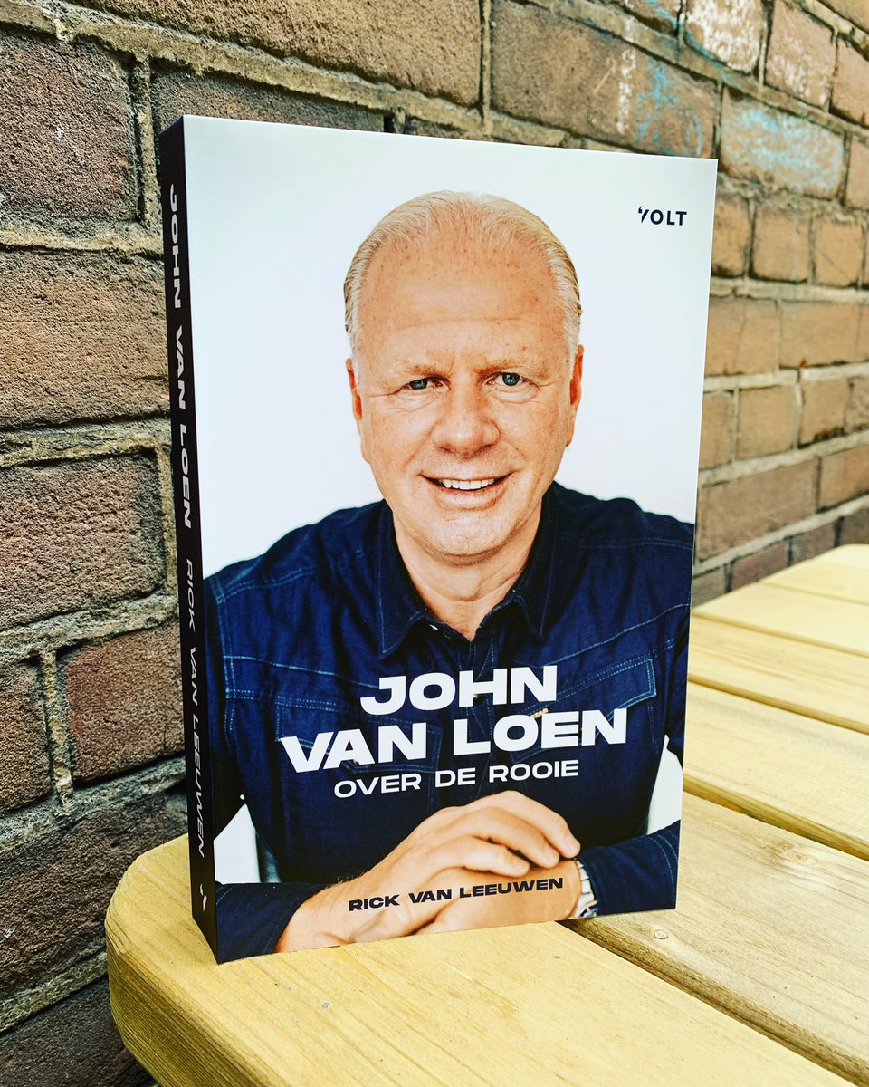 Vandaag verschijnt een verrassend portret door <a href="/RickvanLeeuwen/">Rick van Leeuwen</a> van een omstreden voetballer: John van Loen, de iconische speler uit de jaren ‘80 en ‘90. Een verhaal over vertrouwen en verraad, geldingsdrang en faalangst, vallen en opstaan. #voetbal #fcutrecht #feyenoord #ajax