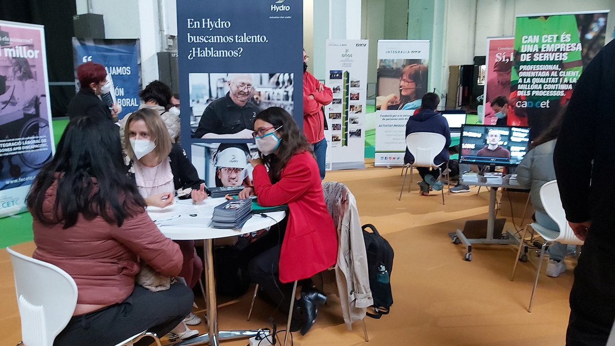 FederaciodeCET's tweet photo. #firasimillor Les empreses fan des de bon matí entrevistes de feina a persones amb discapacitat amb ganes de treballar. Les cues continuen... @Capgemini_ES @agbar #diswork @GrupMifas @hydro_iberia @carrefour @imancorp_fdn #metrópolis @CanCet1... https://t.co/xVh5dlkb31