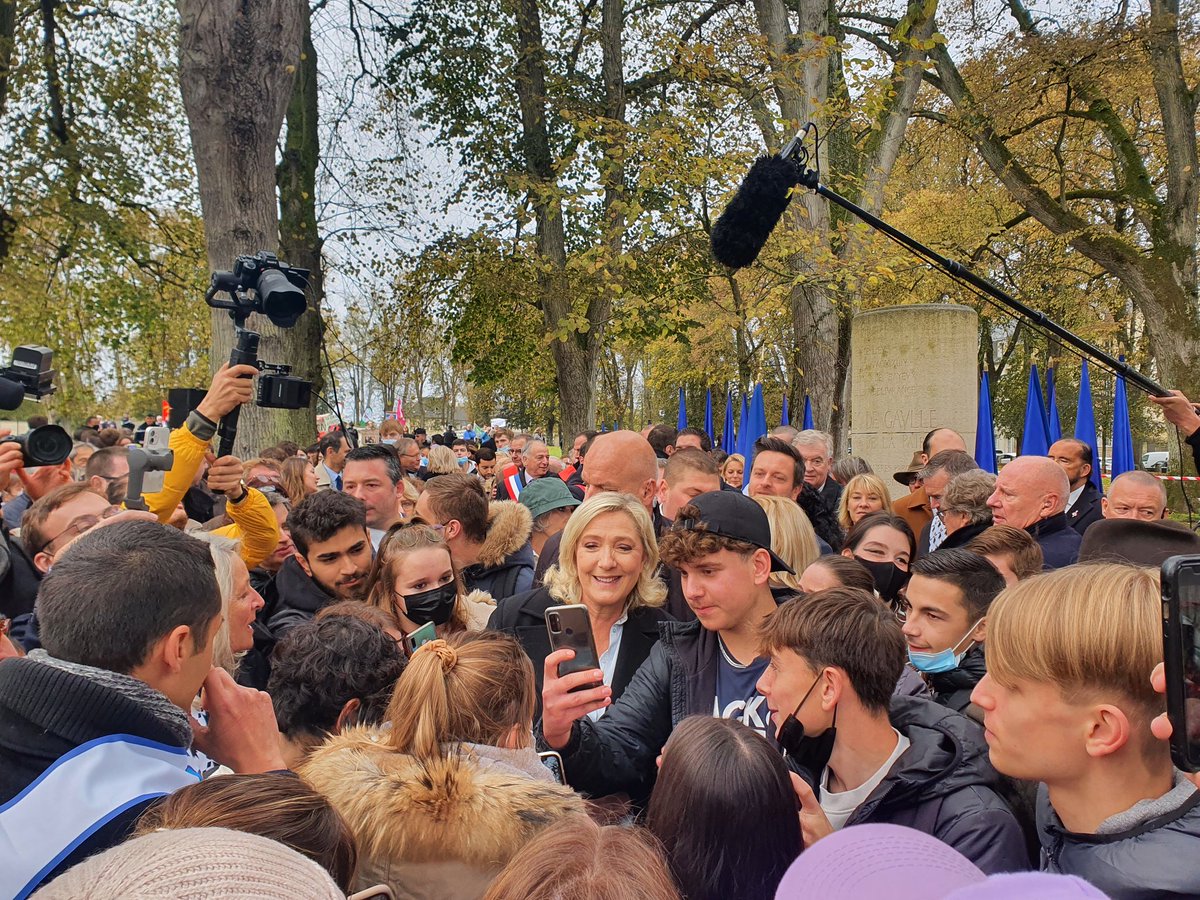 AlexandreLoubet's tweet photo. À #Bayeux, énormément de jeunes lycéens ont séché les cours pour assister à l'hommage de @MLP_officiel à Charles #deGaulle. Heureusement, Marine a signé leurs autorisations 🙃
La jeunesse aime son pays et veut le sauver, quel espoir ! 🇫🇷 https://t.co/4Xo1kvi8dq