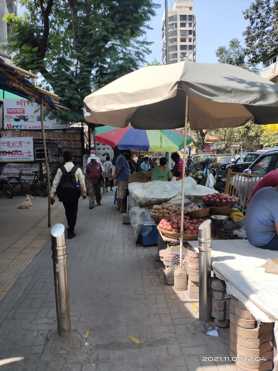 mumbaimatterz's tweet photo. Check out the Wonderful Shaded footpaths developed by @mybmcwardGN.
Pedestrians don't get excited... It's exclusively for hawkers...
TH Kataria Marg, Mahim
Initiative began as #PedestrianFirst but now its #HawkersFirst.. https://t.co/4ZDokFV7ud
