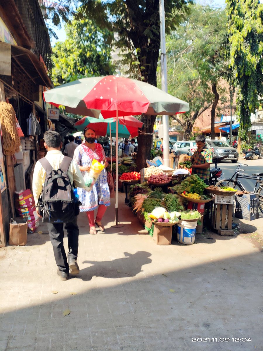 mumbaimatterz's tweet photo. Check out the Wonderful Shaded footpaths developed by @mybmcwardGN.
Pedestrians don't get excited... It's exclusively for hawkers...
TH Kataria Marg, Mahim
Initiative began as #PedestrianFirst but now its #HawkersFirst.. https://t.co/4ZDokFV7ud