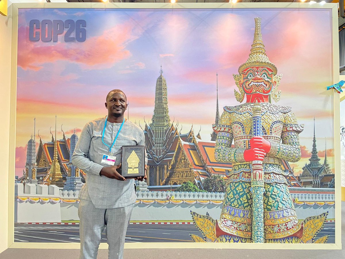 🔴L'écologiste Burundais, Jadot NKURUNZIZA vient d'être primé meilleur jeune volontaire de l'année. C'était en marge de la #COP26 en cours à Glasgow en Ecosse. Il a reçu ce trophée pour servir de modèle aux autres jeunes du monde entier.