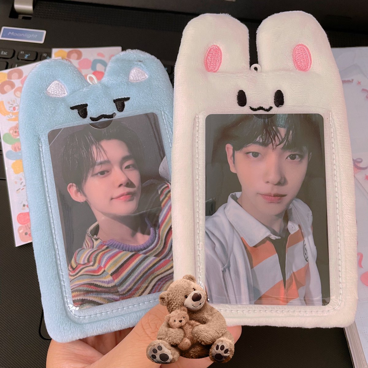 nd_fancy's tweet photo. 有夠可愛嘿嘿嘿，實體也很好摸🥺
手邊剛好有一組小卡就拿來裝，莫名的超搭🦊🐰

@fluffy_holder 이렇게 귀여운 포토홀더 만들어주셔서 정말 감사합니다 🥺💙 너무 너무 좋아합니당ㅠ
也謝謝 @TTobyto 的代購🥰 https://t.co/elMT827lam